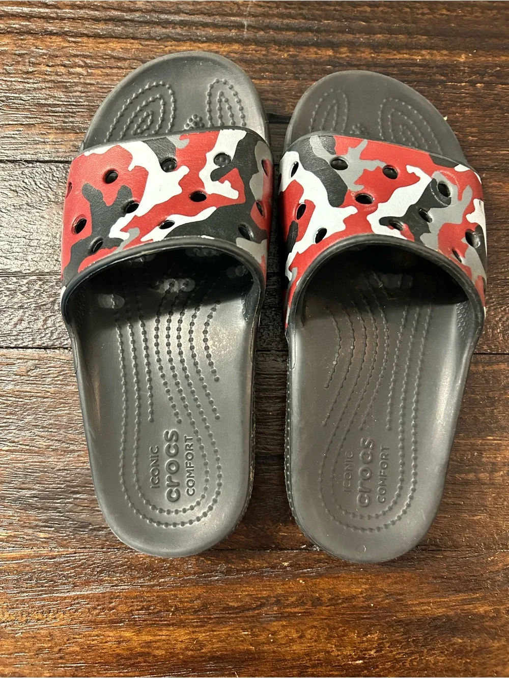 CROCS Kids' Red Gray White Camo Slide Sandals - Men’s 4 / Women’s 6